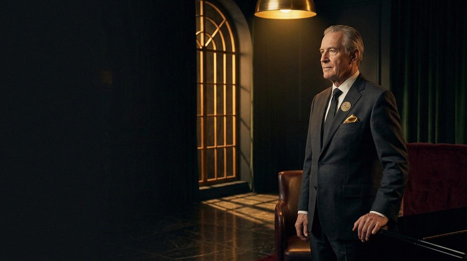 Spieler an Computerbildschirm mit Casinospiel